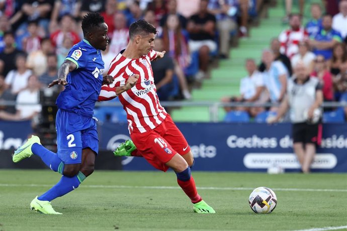 Archivo - El delantero del Atlético de Madrid Álvaro Morata intenta chutar ante el defensa del Getafe Dakonam Ortega Djené en un partido en el Coliseum Alfonso Pérez de LaLiga Santander 2022-2023.