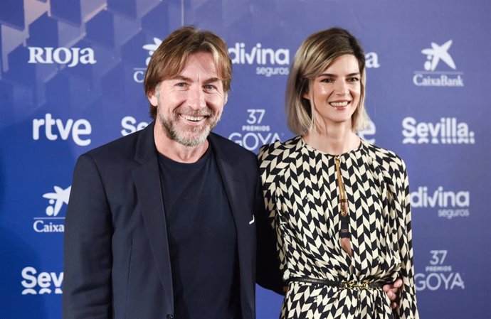 Los actores Antonio de la Torre y Clara Lago posan en un photocall a su llegada a una rueda de prensa de la gala de los Goya 2023 en la Academia de Cine, a 11 de enero de 2023, en Madrid (España). La 37 edición edición de los Goya 2023 se celebra en Sev