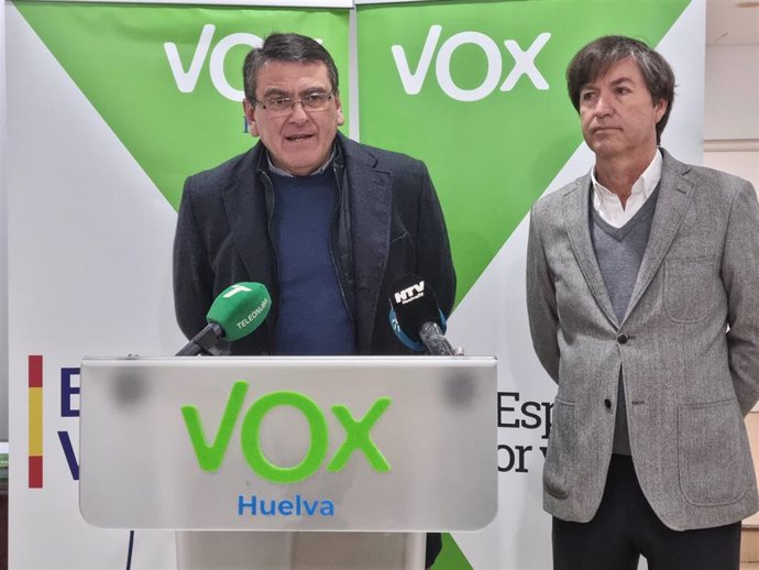 El parlamentario andaluz de Vox por Huelva, Rafael Segovia (izquierda) y el portavoz de la formación en el Ayuntamiento de Huelva, Wenceslao Font.