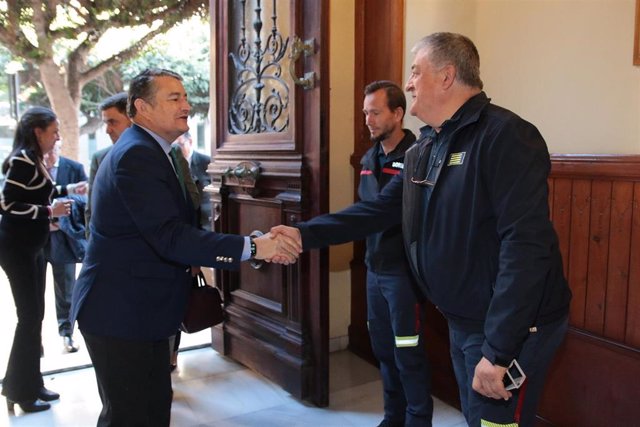 Antonio Sanz a su llegada a la sede del Gobierno andaluz en Almería para firmar convenios con consorcios de bomberos de la provincia