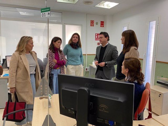El delegado de Empleo, Empresa y Trabajo Autónomo de la Junta en Cádiz, Daniel Sánchez Román, visita la oficina del Servicio Andaluz de Empleo (SAE) en Rota