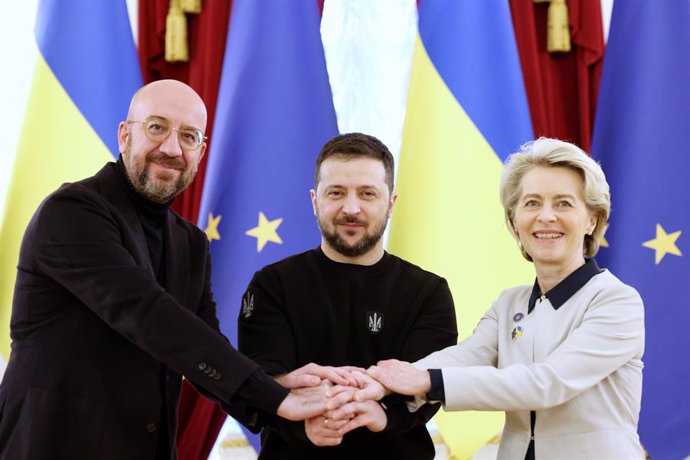 Charles Michel, Volodimir Zelenski y Ursula Von der Leyen se saludan durante una reunión en Kiev