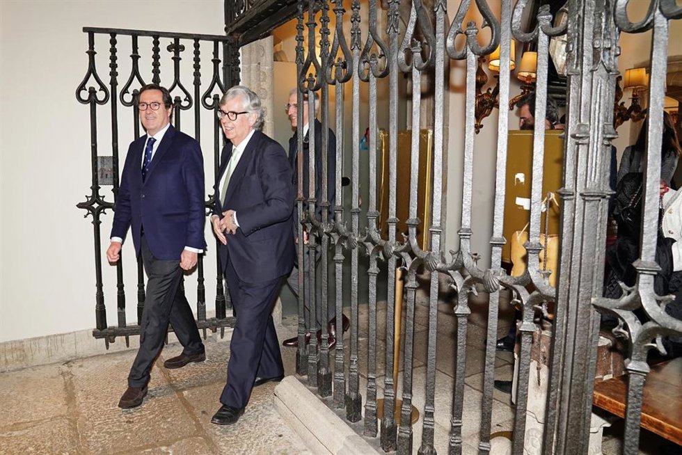 El presidente de la Confederación Española de Organizaciones Empresariales (CEOE), Antonio Garamendi (i) y el presidente de la Confederación de Empresarios de Galicia (CEG), Juan Vieites (d), a su llegada a un almuerzo-coloquio, en el Hostal de los Reye