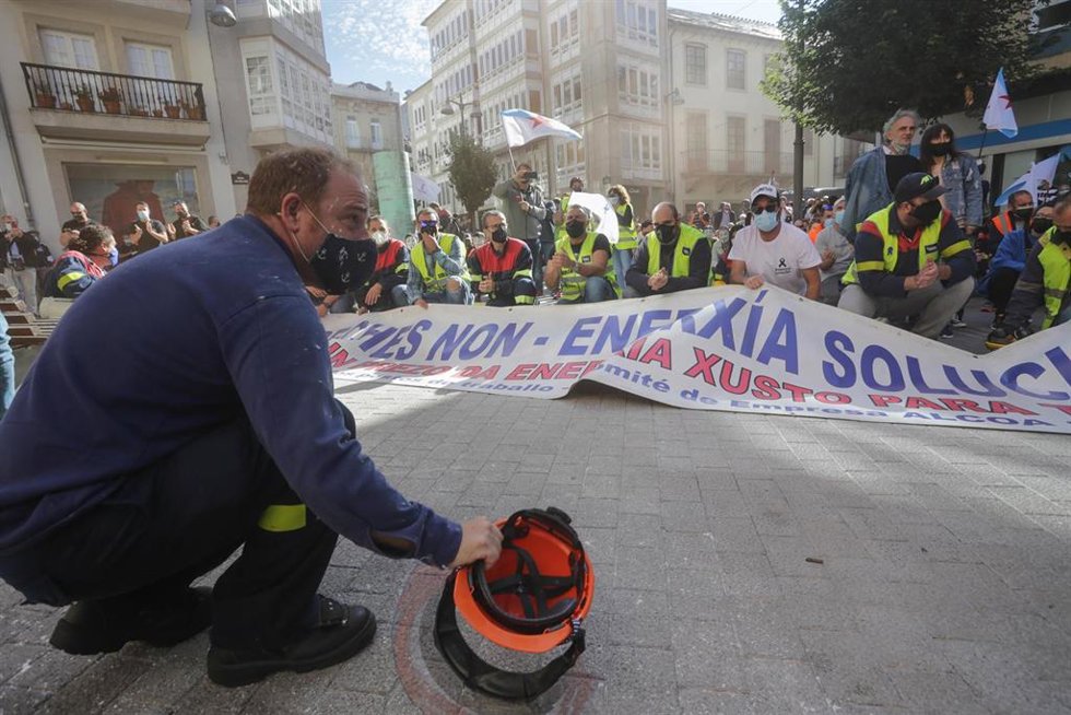 Archivo - El presidente del Comité de Empresa de Alcoa, José Antonio Zan, en una concentración conjunta de trabajadores de las fábricas de Alcoa y de Vestas situadas en A Mariña (Lugo), frente a la Subdelegación del Gobierno, a 10 de octubre de 2021, en