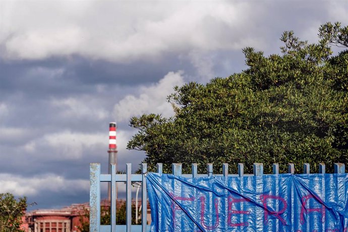 Archivo - Una pancarta que reza fuera en la valla de la fábrica de Alcoa en San Cibrao, un día después de que los trabajadores alcanzaran un acuerdo con la empresa, a 29 de diciembre de 2021, en San Cibrao, Cervo, Lugo, Galicia (España). Los trabajadore