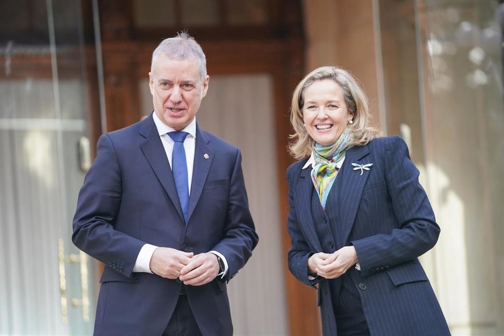 El lehendakari, Iñigo Urkullu, y la vicepresidenta primera y ministra, Nadia Calviño, este viernes durante su encuentro en el Palacio de Ajuria Enea en Vitoria. 