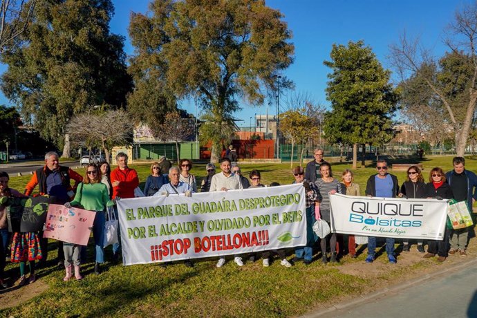 Miembros de 4 asociaciones  vecinales posan ante una pancarta en protesta por las botellonas