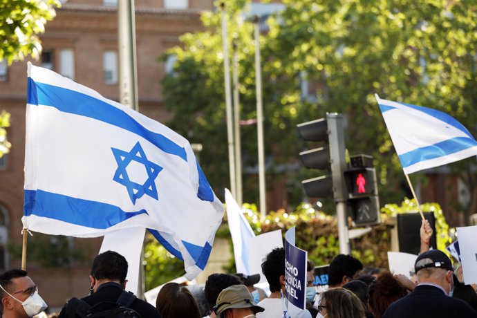 Varias personas con banderas de Israel durante una concentración de  la Federación de Comunidades Judías de España (FCJE), frente a la Embajada de Israel, a 20 de mayo de 2021, en Madrid (España). 