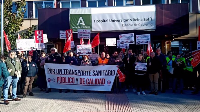 Sindicalistas de UGT concentrados en el Reina Sofia para exigir el cumplimiento del convenio del servicio de ambulancias.