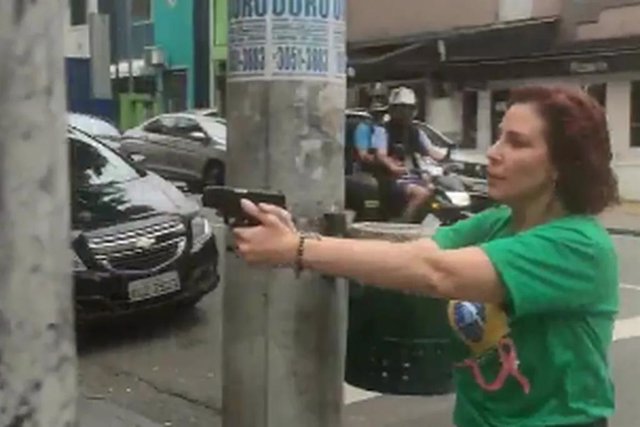La diputada Carla Zambelli, con un arma en las calles de Sao Paulo