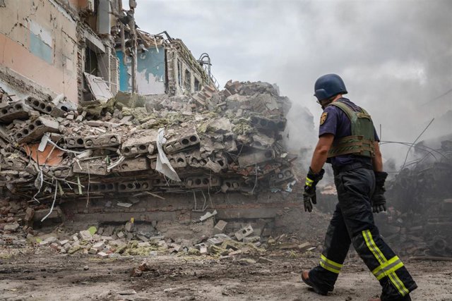 Archivo - Un bombero ucraniano camina junto a la escuela destruida en Kramatorsk.