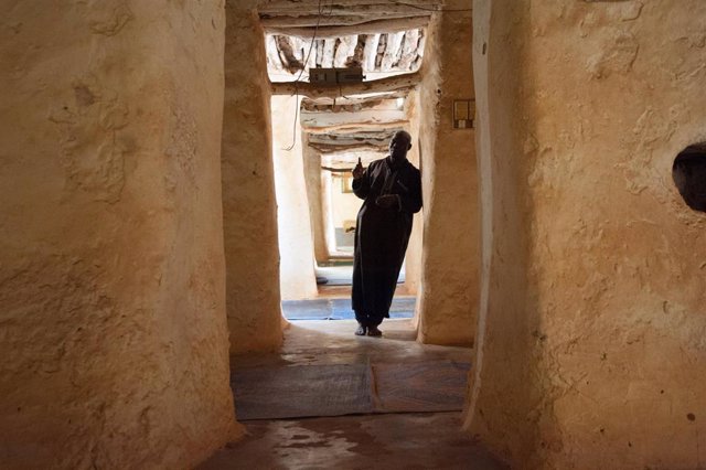 Archivo - Un hombre dentro de una mezquita en Bobo-Diulaso, Burkina Faso