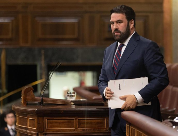Archivo - El diputado por el partido EH Bildu, Jon Iñarritu, durante una sesión plenaria en el Congreso de los Diputados.