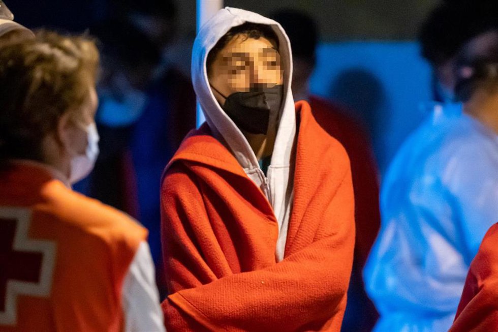 Archivo - Dos migrantes menores recién llegados al muelle de Punta Mujeres, a 27 de agosto de 2021, en Lanzarote, Islas Canarias (España). Los migrantes llegaron por su propio medio a este puerto de la isla de Lanzarote, donde un dispositivo de ayuda y