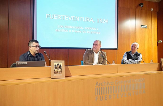 El presidente del Cabildo de Fuerteventura, Sergio Lloret, el profesor Felipe Bermúdez Suarez y el historiador Carmelo Torres, autor del libro 'Fuerteventura 1924'