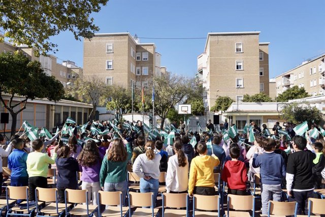Archivo - Celebración del Día de la Bandera de Andalucía en el colegio público Pío XII de Jerez de la Frontera (Cádiz, Andalucía, España). (Foto de archivo).