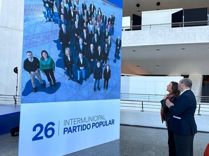 El vicesecretario de Coordinación Autonómica y Local del PP, Pedro Rollán y la secretaria general del PPCV, M José Catalá, comprueban los preparativos de la XXVI Intermunicipal