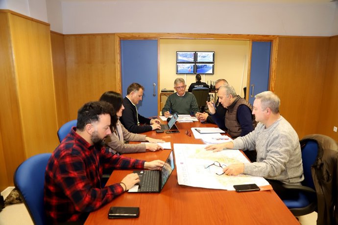 Momento de la firma del contrato para la adquisición e instalación de las cámaras de videovigilancia con inteligencia artificial.