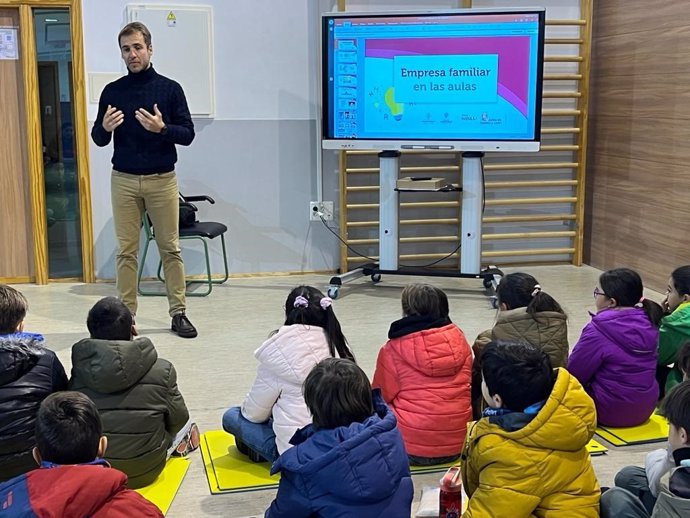 Educación y Empresa Familiar acercan el emprendimiento a las aulas de la Comunidad