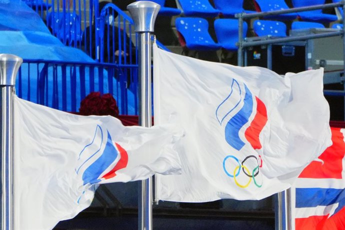 Archivo - FILED - 20 February 2022, China, Beijing: The Russian Olympic Committee flag flies at the Bird's Nest National Stadium during the closing Ceremony of the 2022 Beijing Winter Olympics. Photo: Michael Kappeler/dpa