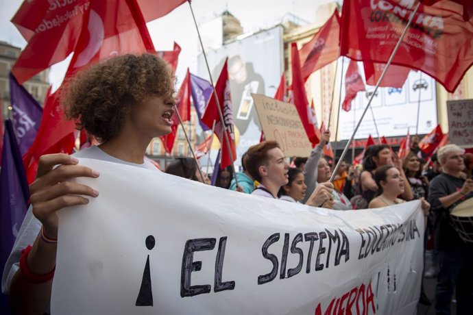 Archivo - Varios estudiantes se manifiestan en una concentración en defensa de la salud mental de los estudiantes, a 27 de octubre de 2022, en Madrid (España). El Sindicato de Estudiantes ha convocado una huelga general estudiantil en defensa de la salu