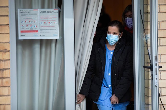 Archivo - Imatge d'una infemera a la residncia de gent gran Feixa Llarga a l'Hospitalet de Llobregat (Barcelona)
