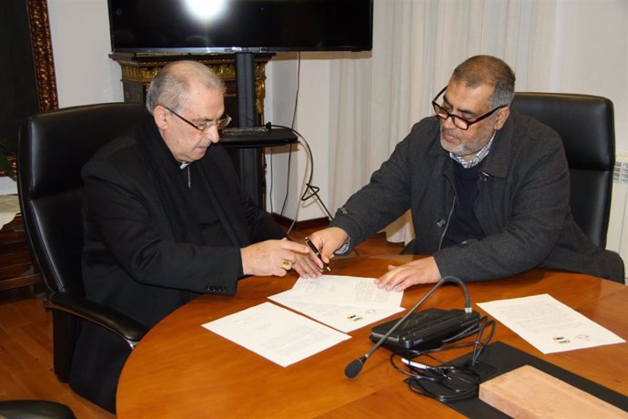 El arzobispo de Mérida-Badajoz, Celso Morga, y el imán de la mezquita de Badajoz, Adel Najjar, firman el acuerdo por el Día de la Fraternidad.
