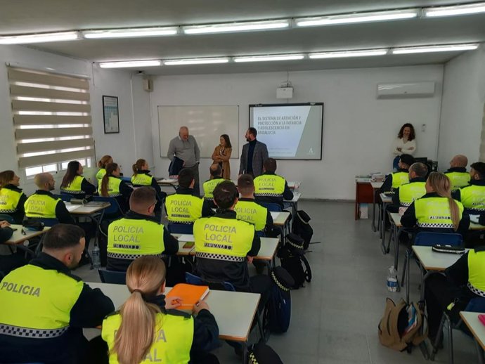 Formación a policías locales en materia de protección a la infancia y adolescencia