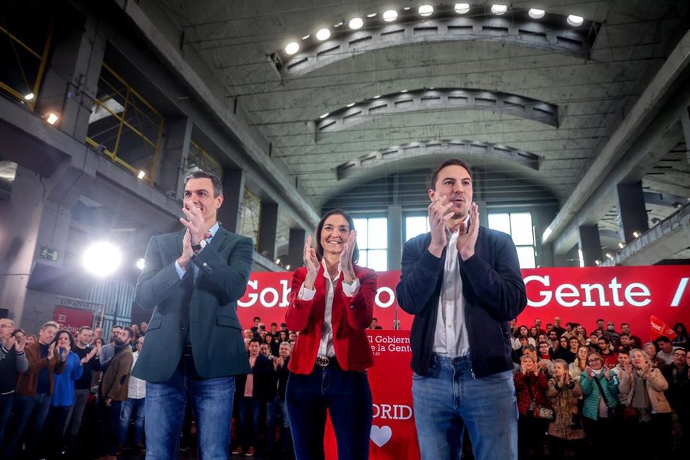 El secretario general del PSOE y presidente del Gobierno, Pedro Sánchez (i), presenta a la ministra de Industria, Comercio y Turismo, Reyes Maroto, como candidata a la alcaldía de Madrid, junto al secretario general de los socialistas madrileños, Juan L