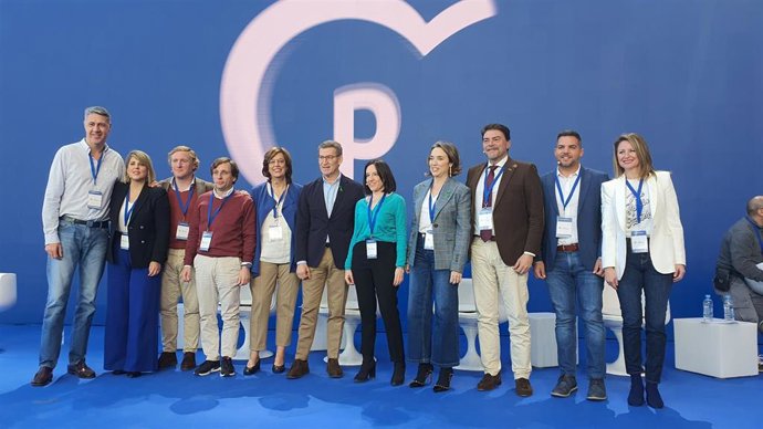 Ignacio Grajera junto a otros participantes en la mesa 'Ayuntamientos como grandes gestores de la crisis', que el PP organiza en Valencia.