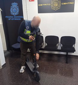Un agente de la Policía Nacional con uno de los patinetes eléctricos sustraídos en Palma