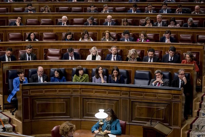(Fila abajo) (I-D) La ministra portavoz del Gobierno, Isabel Rodríguez; el ministro de Cultura, Miquel Iceta; la ministra de Sanidad, Carolina Darias; la ministra de Ciencia e Innovación, Diana Morant; la ministra de Derechos Sociales y Agenda 2030, Ion