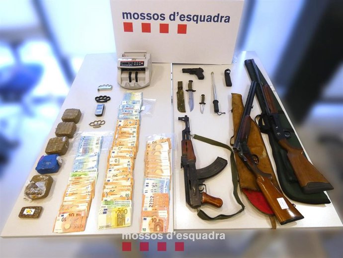 Archivo - Dinero, hachís y armas intervenidas por los Mossos d'Esquadra al grupo de tráfico de drogas