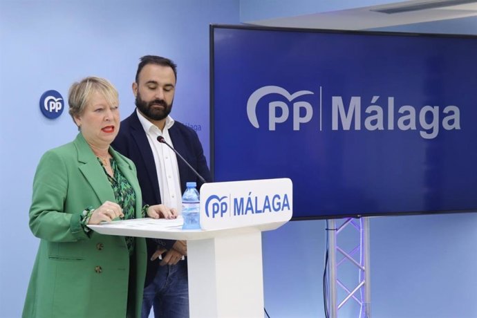 Los diputados nacionales por el PP de Málaga Mario Cortés y Gema Pérez, en rueda de prensa