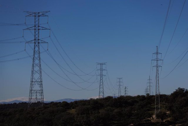 Varias torres de alta tensión, a 23 de enero de 2023, en San Sebastián de los Reyes, Madrid (España). 