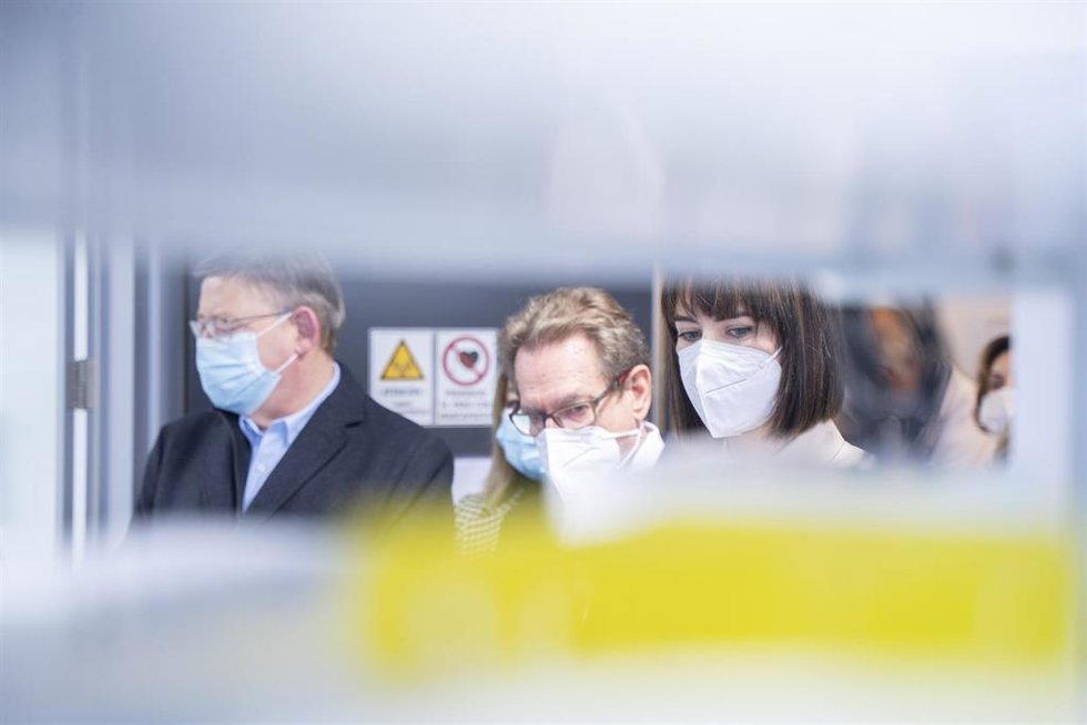 La ministra de Ciencia e Innovación, Diana Morant y el presidente de la Generalitat valenciana, Ximo Puig, durante su visita a la Fundación para la Investigación del Hospital Clínico de Valncia Incliva