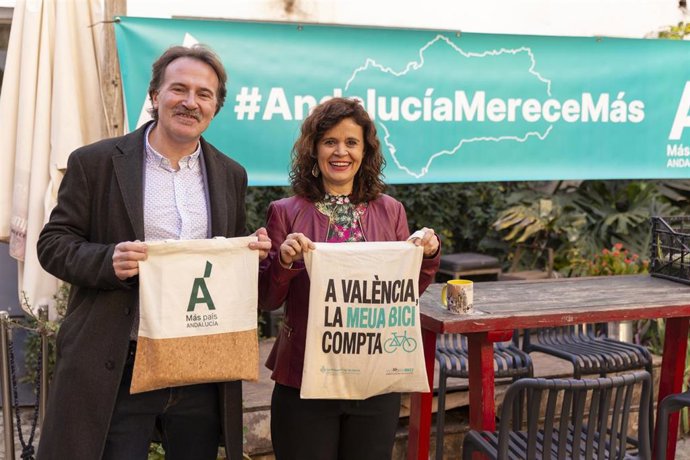 El concejal de Movilidad Sostenible del Ayuntamiento de Valencia, Giuseppe Grezzi, y la presidenta de Más País Andalucía, Esperanza Gómez, este sábado en Sevilla en las jornadas 'Retos de la Política Municipal'.