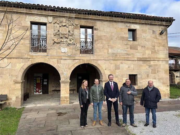 El consejero de Desarrollo Rural, Ganadería, Pesca, Alimentación y Medio Ambiente, Guillermo Blanco, visita las obras de mejora de eficiencia energética realizadas en la casa de Lope de Vega en Villafufre