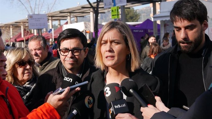 La líder de los comuns en el Parlament, Jéssica Albiach, en declaraciones a los periodistas en Molins de Rei (Barcelona)