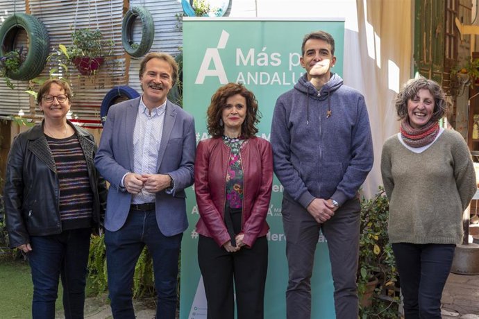 La presidenta de Más País Andalucía, Esperanza Gómez, en el centro de la imagen, este sábado acompañada de algunos de los panelistas en las jornadas municipalistas de su partido.