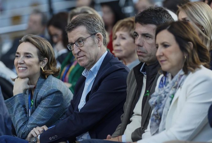 (I-D) La secretaria general del Partido Popular y portavoz de la formación en el Congreso, Cuca Gamarra; el presidente nacional del PP, Alberto Núñez Feijóo; el presidente del PPCV, Carlos Mazón; y la portavoz del Grupo Municipal Popular en el Ayuntamie