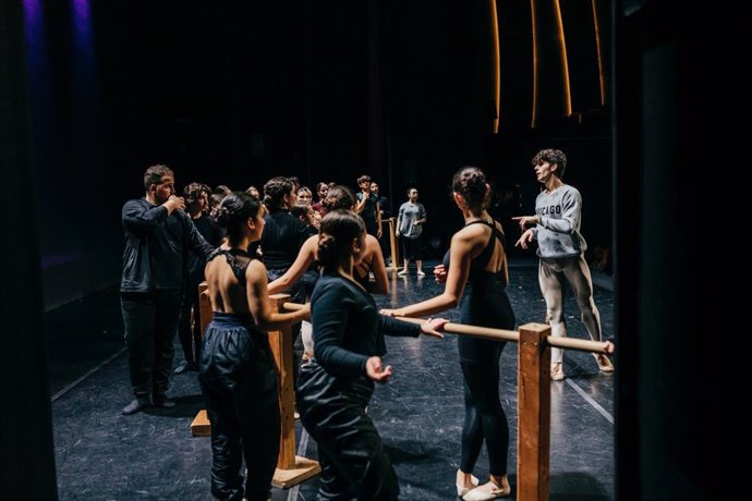 Clase de ballet de Sergio Bernal a alumnos de escuelas de danza malagueñas