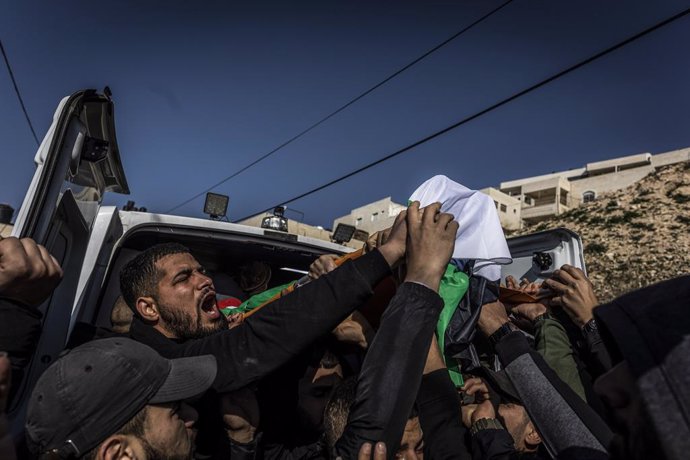 27 January 2023, Palestinian Territories, Al-Ram: Palestinians carry the body of Palestinian youth Yousef Muhaisen, who was killed during clashes with Israeli forces, during his funeral in the West Bank town of Al-Ram near Ramallah. Photo: Ilia Yefimovi