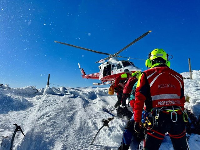 Rescatado en helicóptero un hombre que se rompió la rodilla cuando realizaba una ruta con raquetas en Cabuérniga