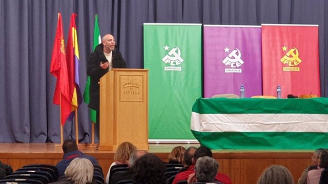 El secretario general del PCA, Ernesto Alba, en las jornadas 'Por un frente amplio' que organiza el Partido Comunista de Sevilla