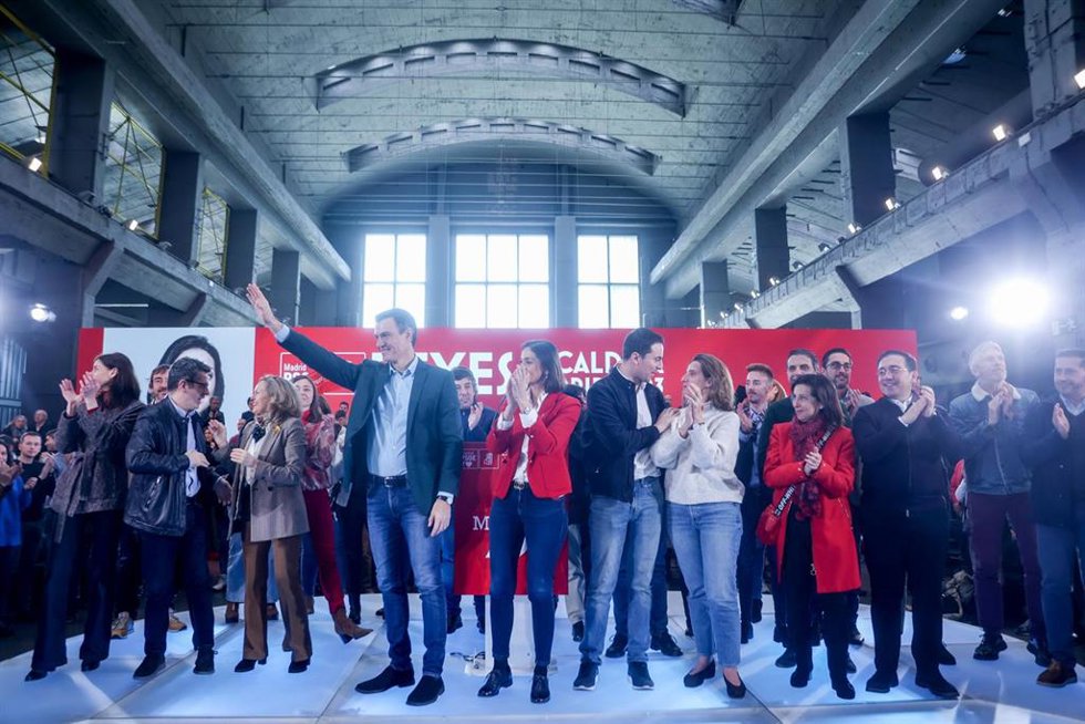 El secretario general del PSOE y presidente del Gobierno, Pedro Sánchez (4i), presenta a la ministra de Industria, Comercio y Turismo, Reyes Maroto (c), como candidata a la alcaldía de Madrid, junto al secretario general de los socialistas madrileños, J