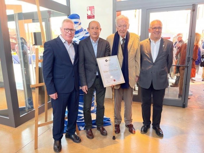 El empresario Antoni Vila Casas recibe la distinción de Hijo Adoptivo de Palafrugell (Girona)