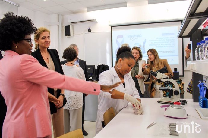 Archivo - La directora del Área Internacional de la Fundación La Caixa, la Infanta Cristina, durante la inauguración del laboratorio de la Universidad de Cabo verde el viernes