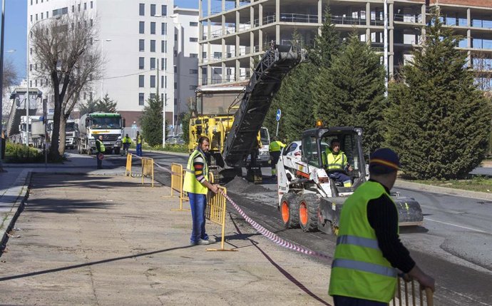 Imagen de las obras de asfaltado que acomete el Ayuntamiento de Huelva.