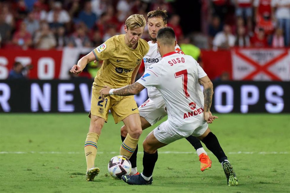 Archivo - Frenkie de Jong, Suso e Ivan Rakitic en el SevillaFC Barcelona de la primera vuelta de LaLiga Santander
